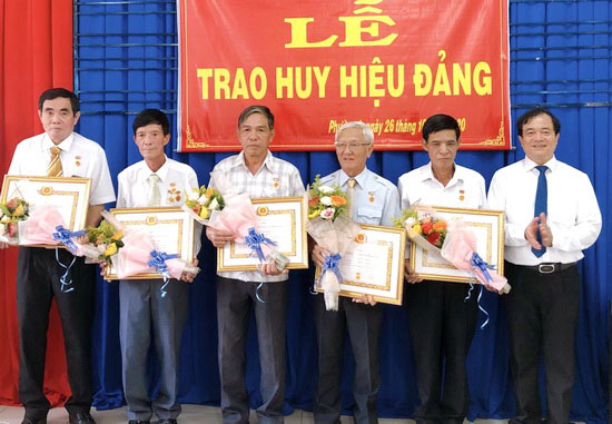 Thành uỷ Tây Ninh tặng Huy hiệu Đảng cho 25 đảng viên